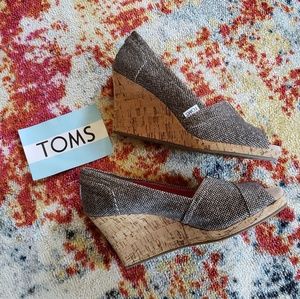 NWT Gold Tweed Toms Wedges